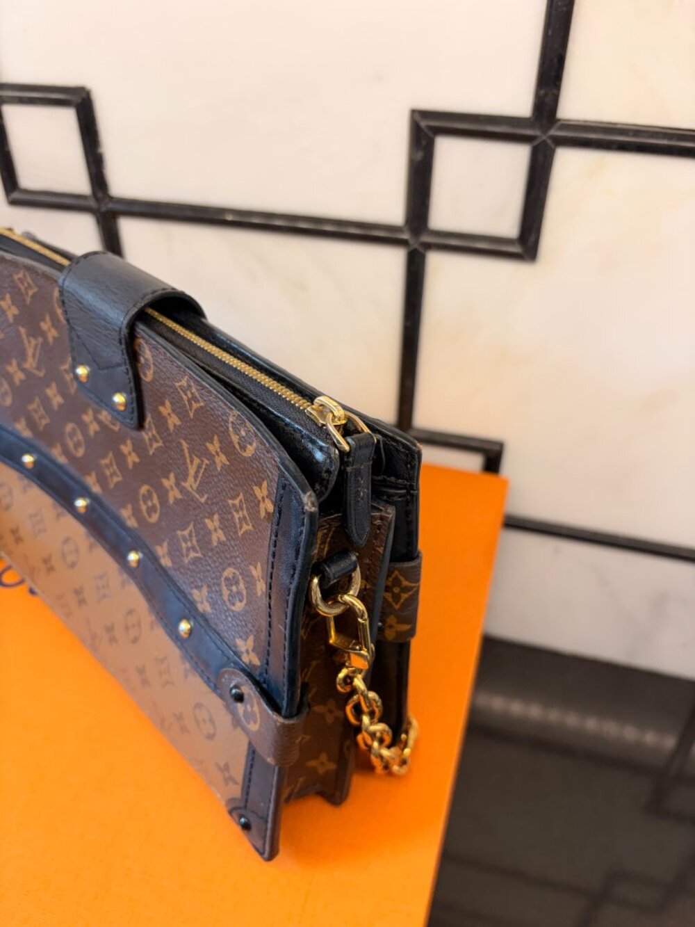 Louis Vuitton - Picture 3 of 6